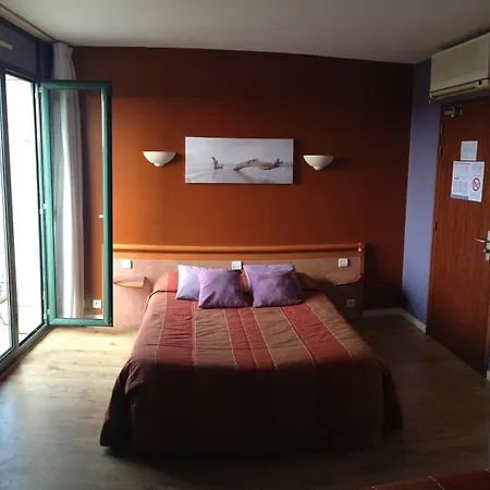 La Sterne 2* סן-ז'יל-קרואה-דה-וי