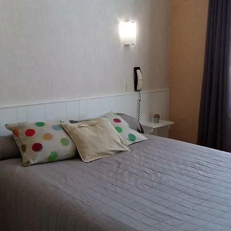 La Sterne 2* סן-ז'יל-קרואה-דה-וי