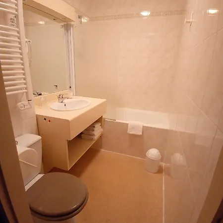 La Sterne 2* סן-ז'יל-קרואה-דה-וי